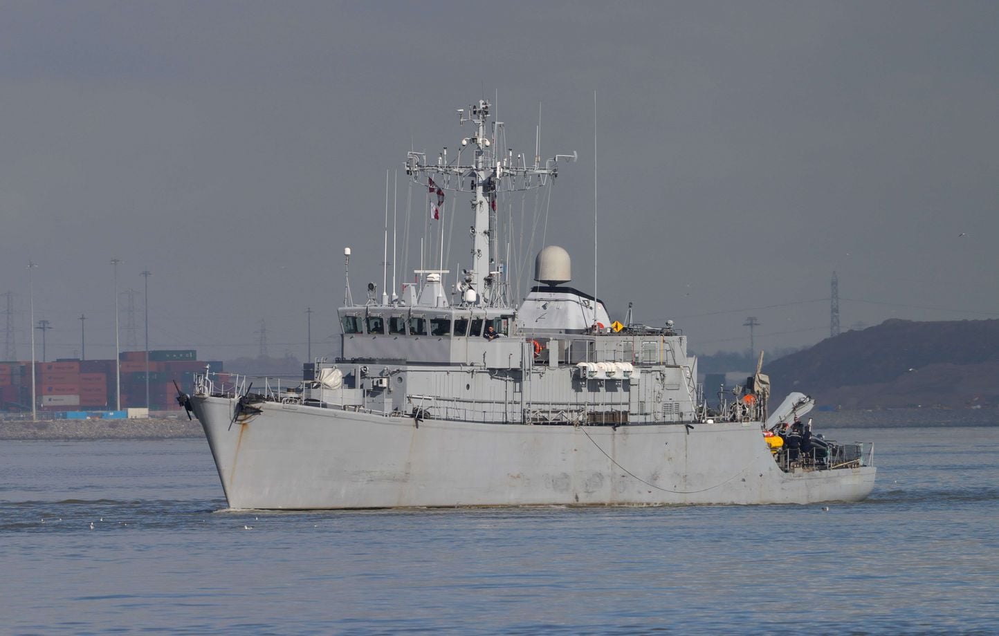 Deux marins retrouvés morts après le naufrage d’un chalutier français.