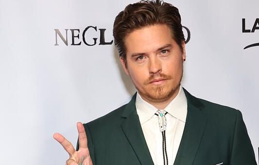 Dylan Sprouse compare le métier d’enfant acteur à l’exploitation minière.