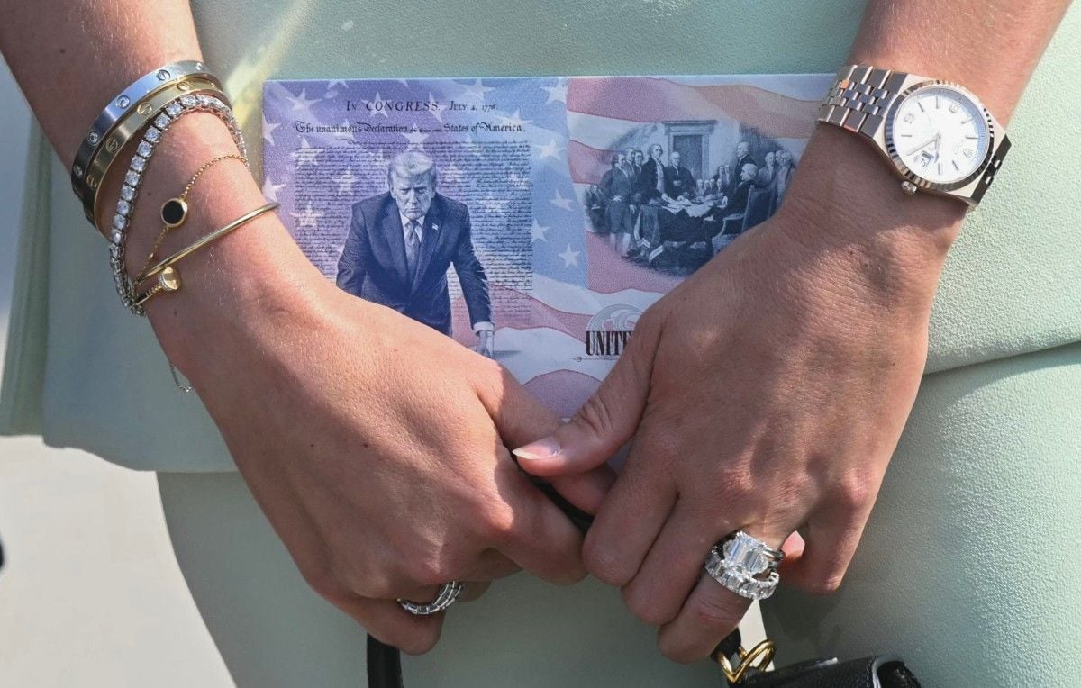 Eric Trump montre son nouveau passeport « patriote » à l'effigie de Donald.