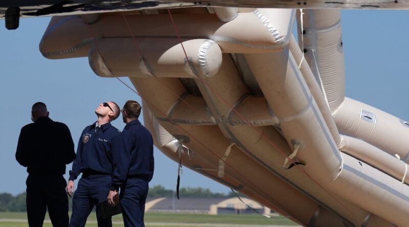 Etats-Unis : Le décollage du Boeing qatari de Trump retardé par un toboggan.