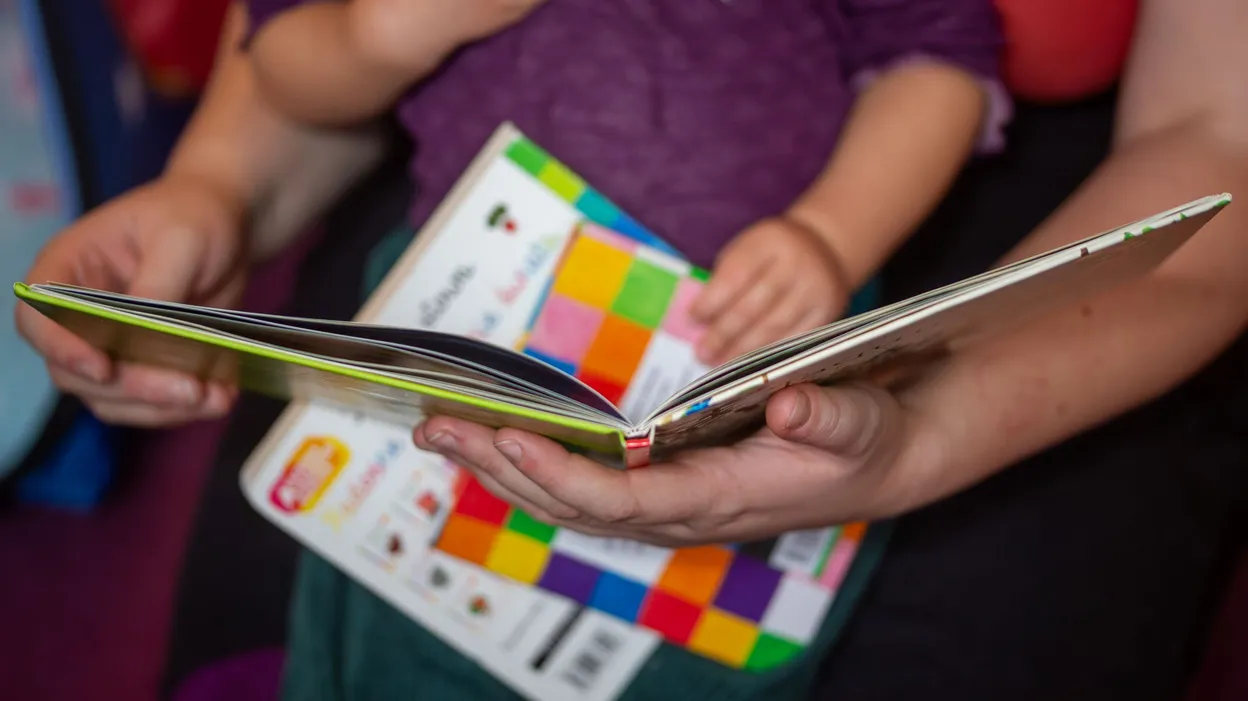 Faut-il enseigner la lecture dès la maternelle ? Parlons solutions.