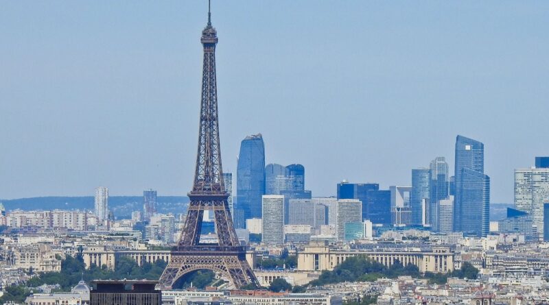 Grève des salariées de la tour Eiffel après leur exclusion d'une visite étrangère