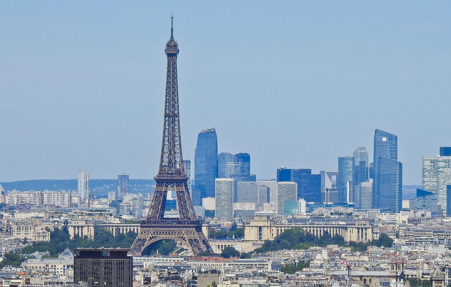 Grève des salariées de la tour Eiffel après leur exclusion d'une visite étrangère