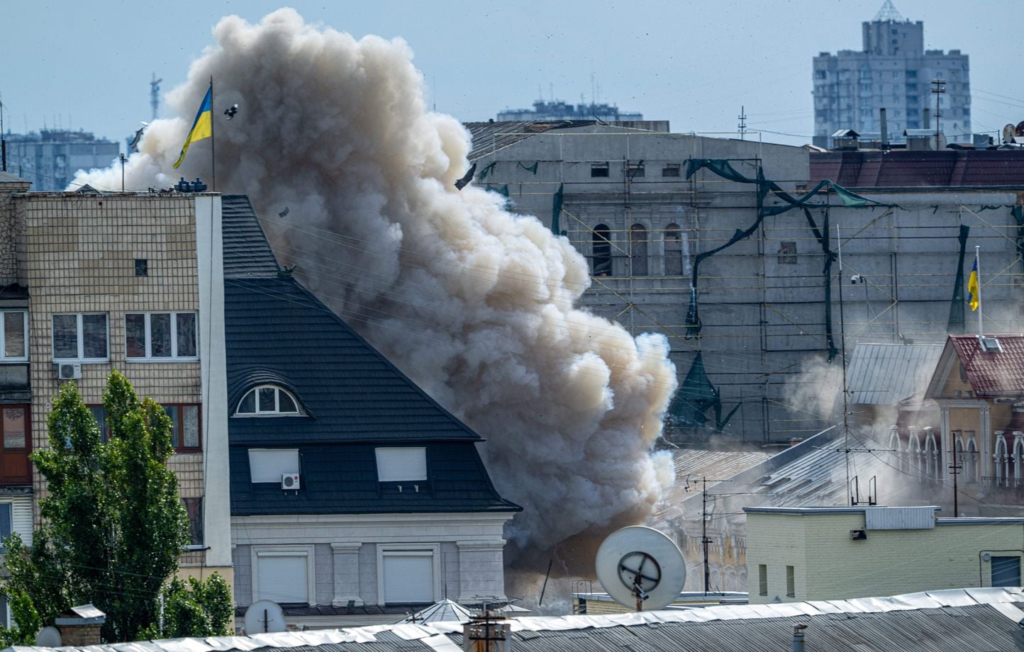 Guerre en Ukraine : Aéroports de Kiev bombardés par la Russie avant émissaires américains