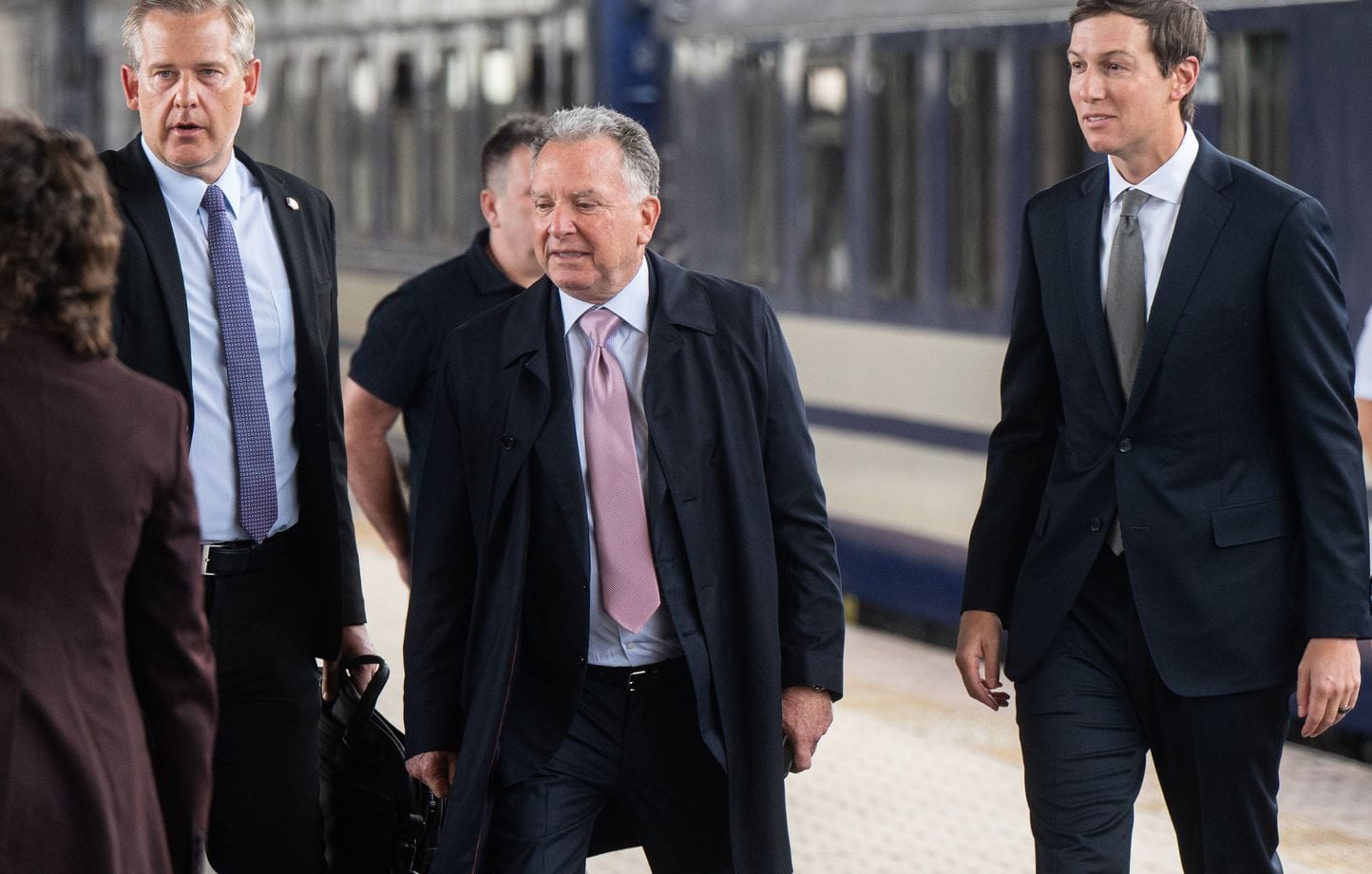 Guerre en Ukraine : Émissaires de Trump à Kiev, Zelensky qualifie Poutine de « putain de terroriste »