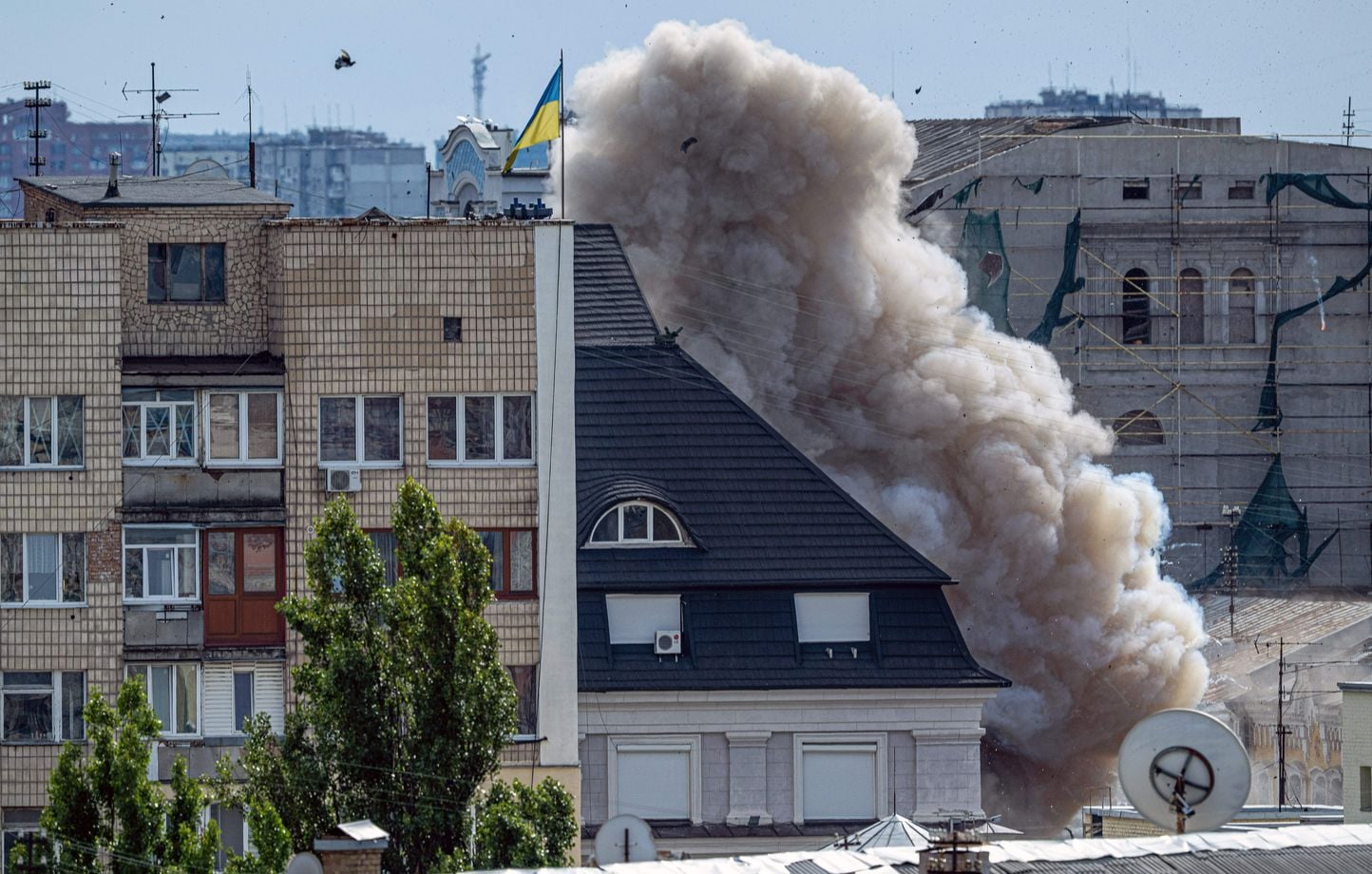 Guerre en Ukraine : Frappe russe touche le siège des services de sécurité à Kiev.