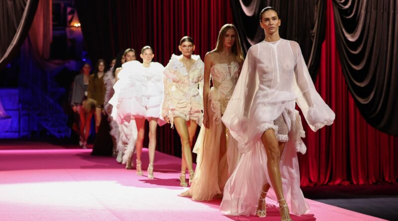 Guerre en Ukraine : Kiev présente sa Fashion Week entre bombes et résistance culturelle