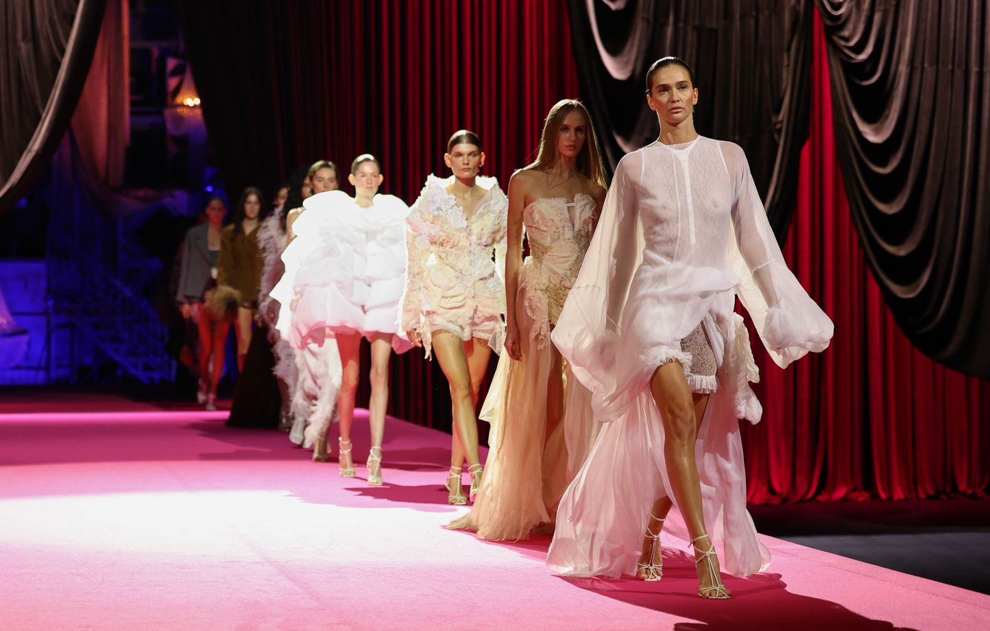 Guerre en Ukraine : Kiev présente sa Fashion Week entre bombes et résistance culturelle