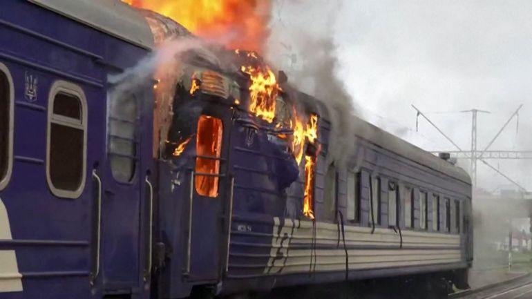 Guerre en Ukraine : l’intensification des frappes vise rails ukrainiens et raffineries russes