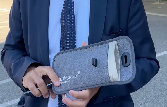 Haute-Savoie : Des élèves contournent le système et déverrouillent les pochettes à téléphones