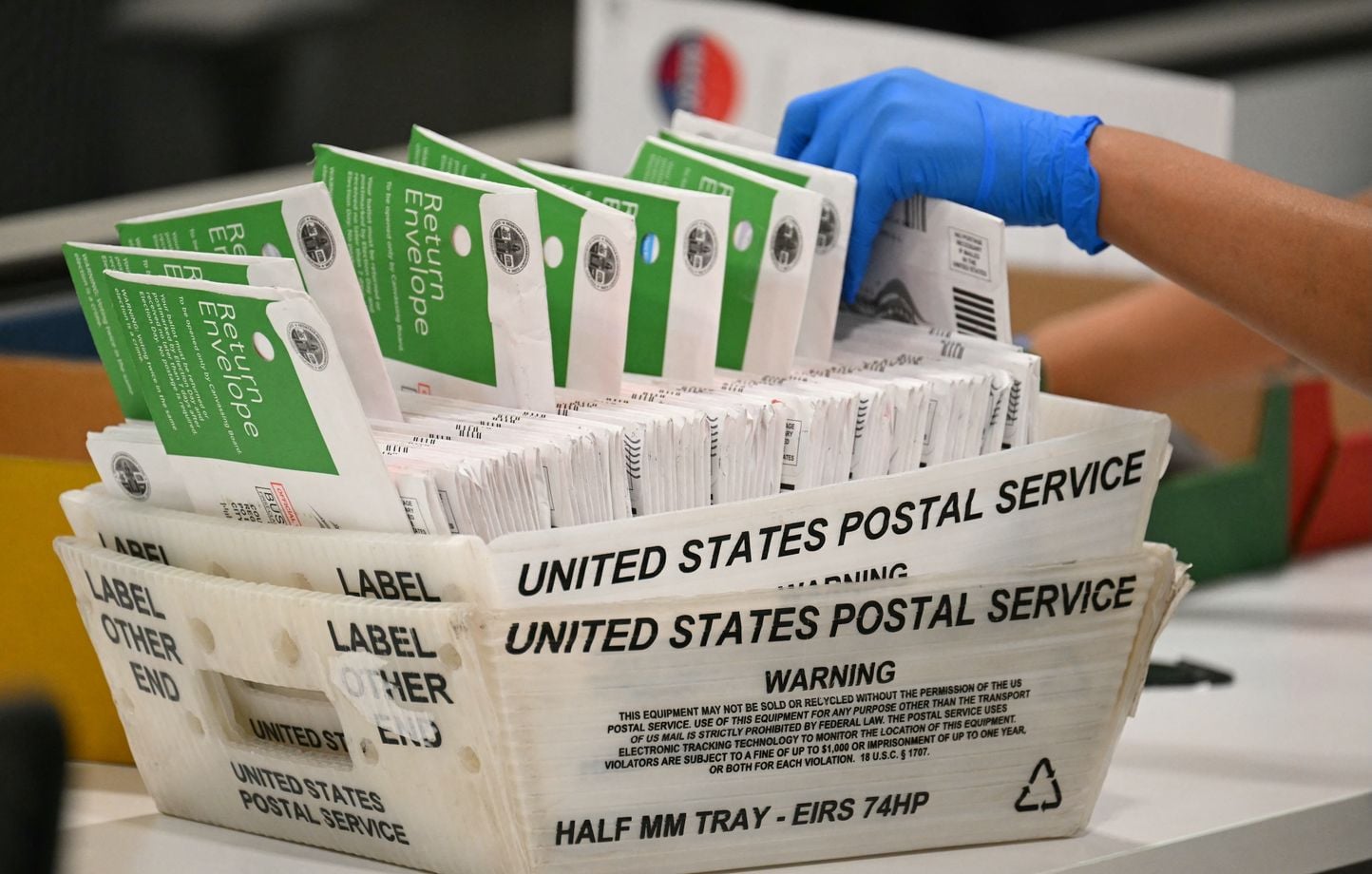 Incertitudes sur le vote par correspondance pour les midterms américaines : décret de Trump et blocage judiciaire