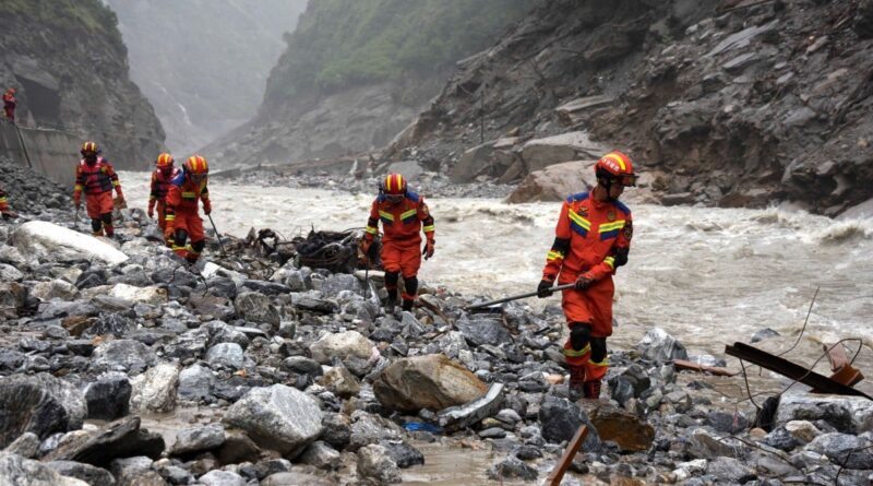 Inondations au Népal : près de 1.000 morts, rescapés en quête d'aide