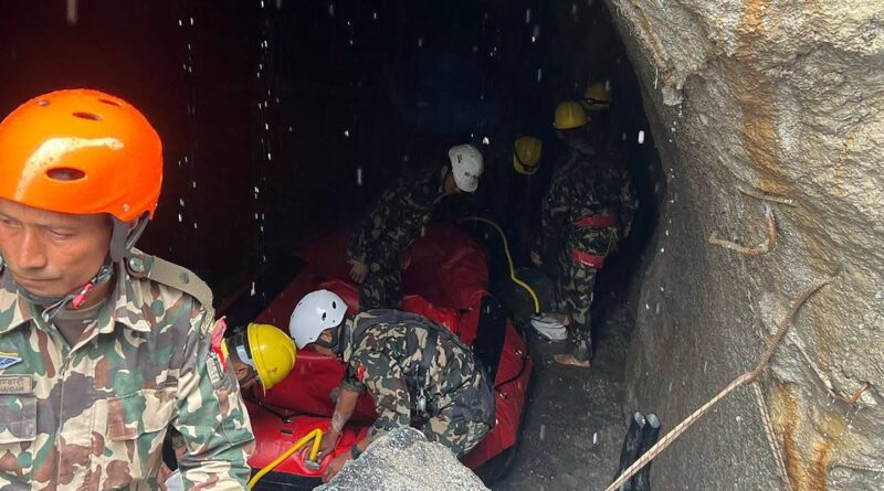 Inondations meurtrières au Népal : un troisième rescapé vivant extrait du tunnel