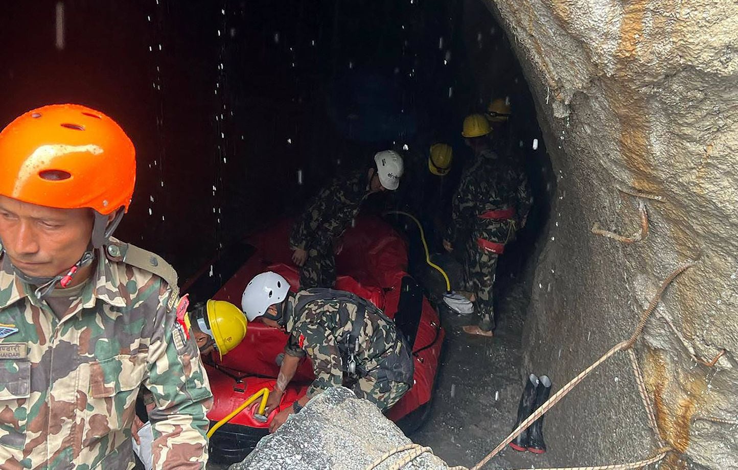 Inondations meurtrières au Népal : un troisième rescapé vivant extrait du tunnel