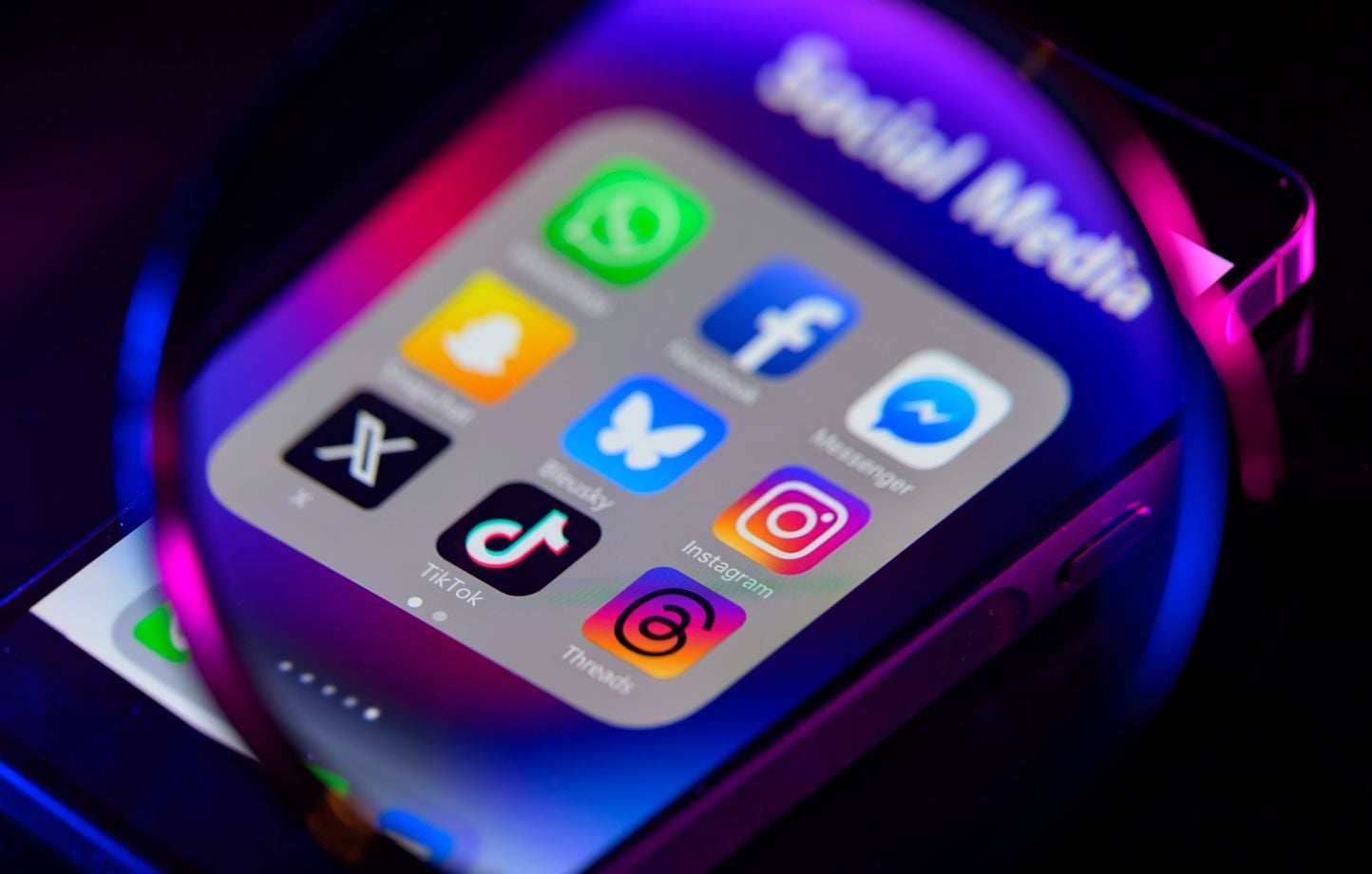 Interdiction des réseaux sociaux aux mineurs : 130 associations et experts s’y opposent