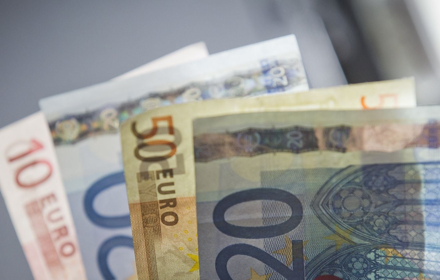Italie : Un SDF découvre une mallette d'argent et la distribue