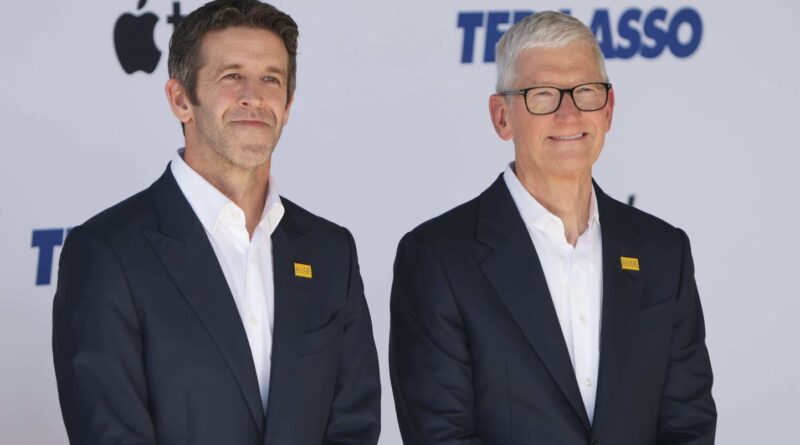 John Ternus succède à Tim Cook à la tête d'Apple après 15 ans.