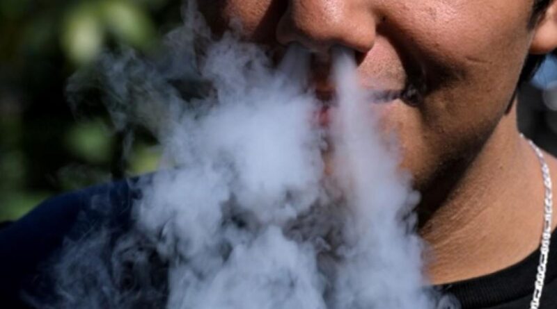 Le tabac, interdit dans les écoles depuis 20 ans, persiste avec la cigarette électronique.