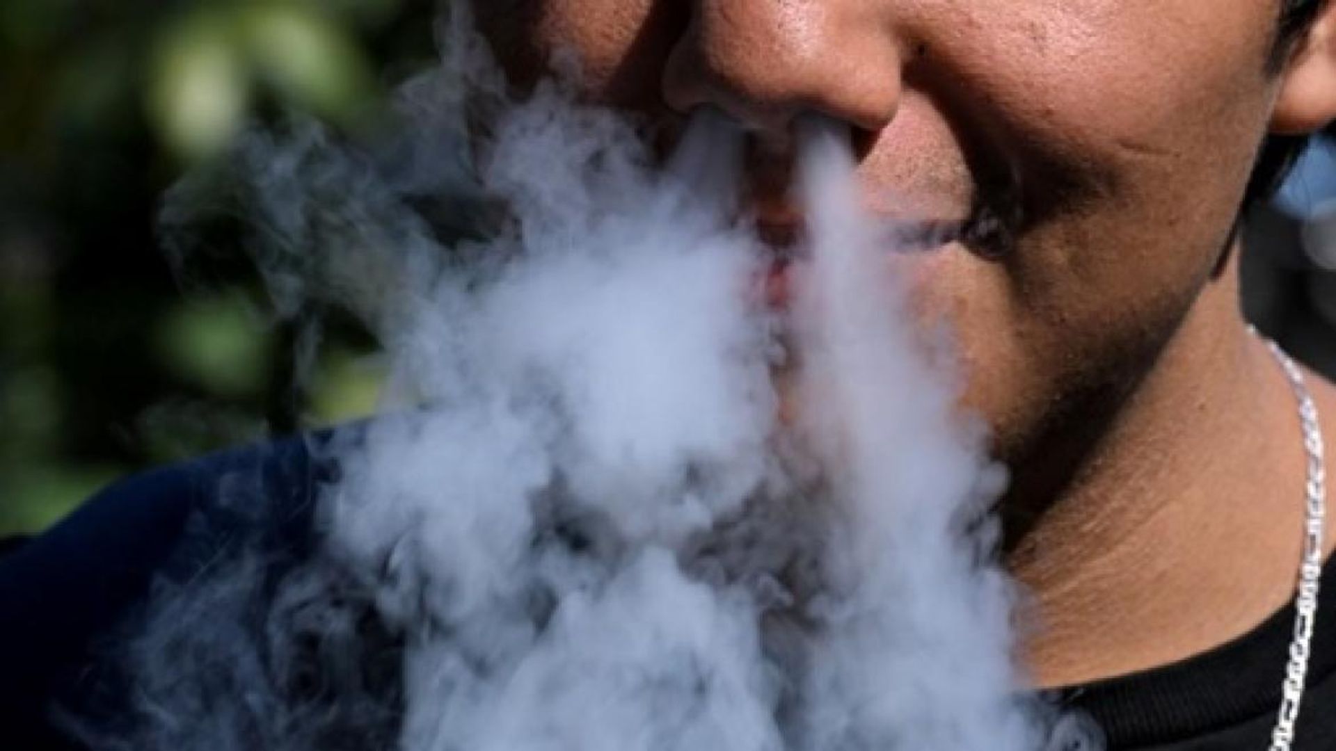 Le tabac, interdit dans les écoles depuis 20 ans, persiste avec la cigarette électronique.