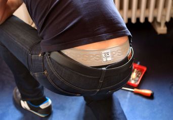 Leroy Merlin : le magasin qui cartonne avec son slip cachant la raie des fesses en France