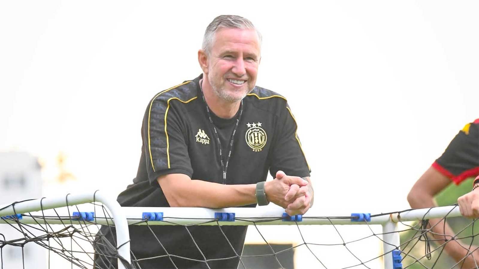 L’EST perd contre la JS Omrane : trop de philosophie nuit au football.
