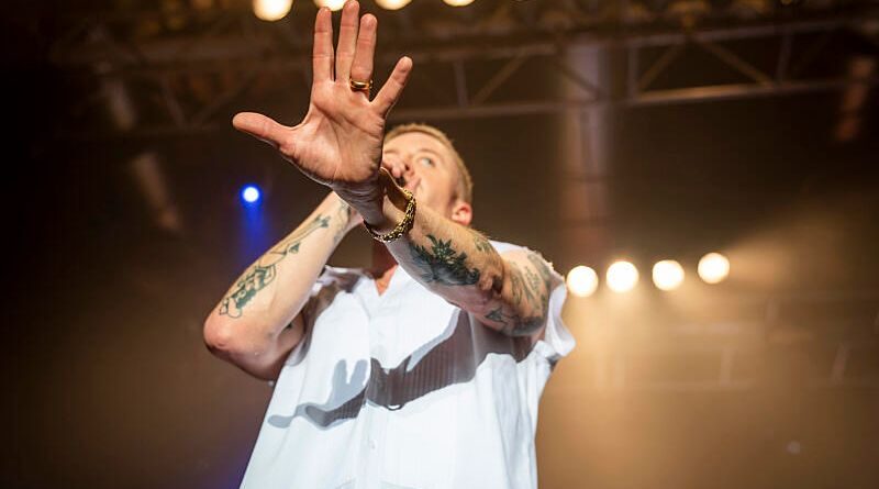 Macklemore réagit à la pétition pour son renvoi de la tournée d’Ed Sheeran.