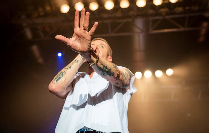Macklemore réagit à la pétition pour son renvoi de la tournée d’Ed Sheeran.