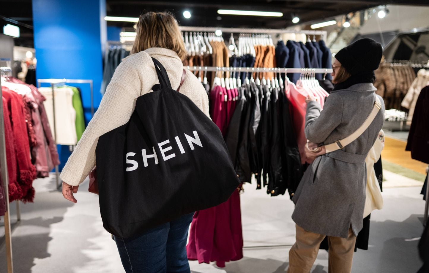 Malus sur les vêtements de mode éphémère : entrée en vigueur ce mardi.