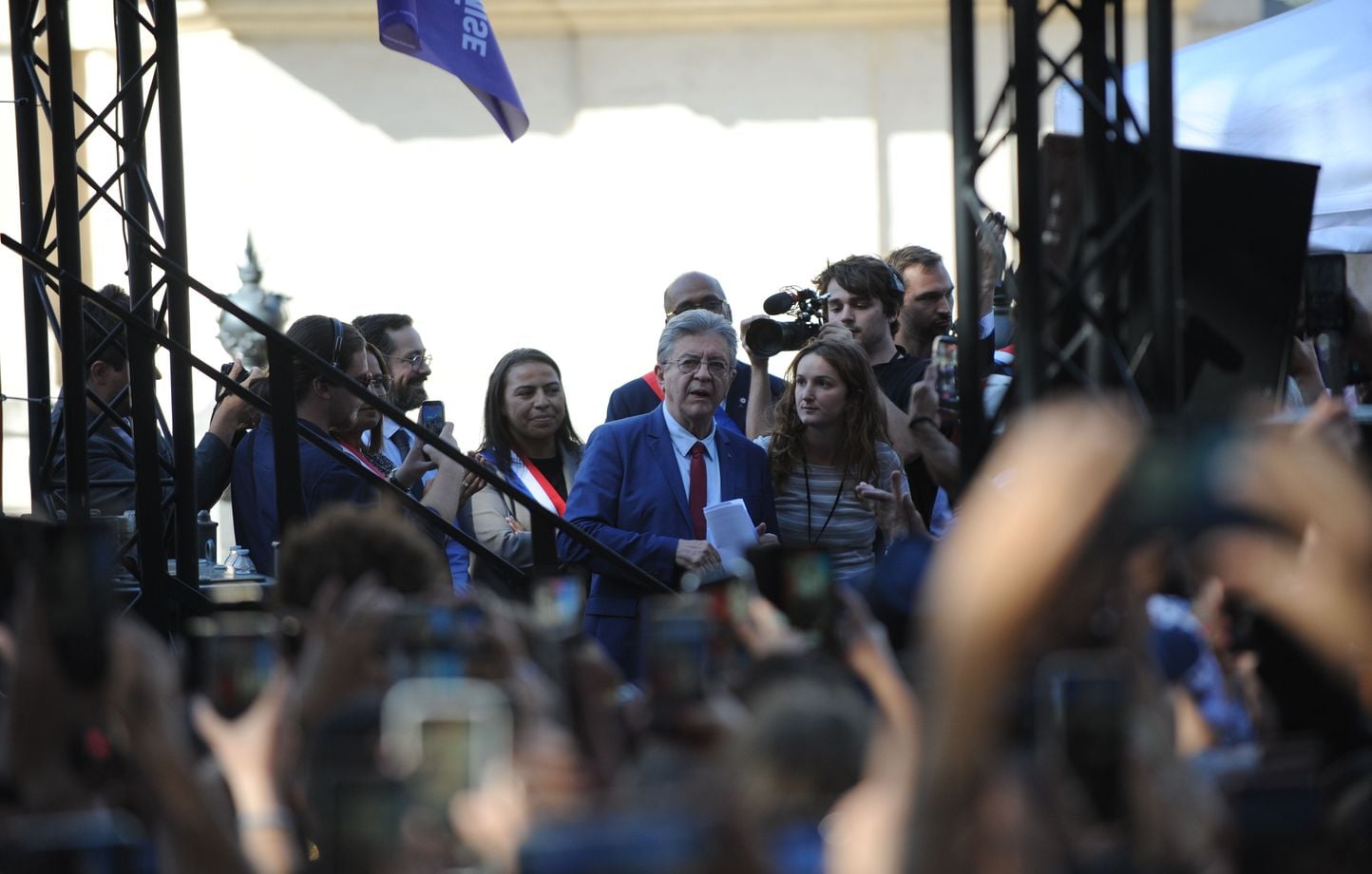 Mélenchon critique la proposition de Bardella sur les migrants renvoyés en France.