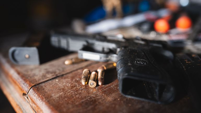 Narcotrafic à Charleroi : armes et stand de tir découverts lors d’une opération policière importante