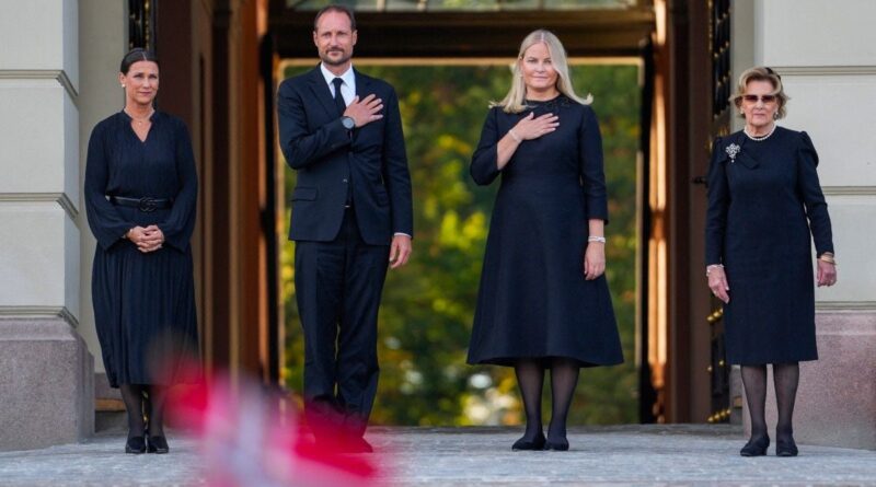 Norvège : Le roi Haakon VIII conduit son épouse à l’hôpital après sa prestation de serment.