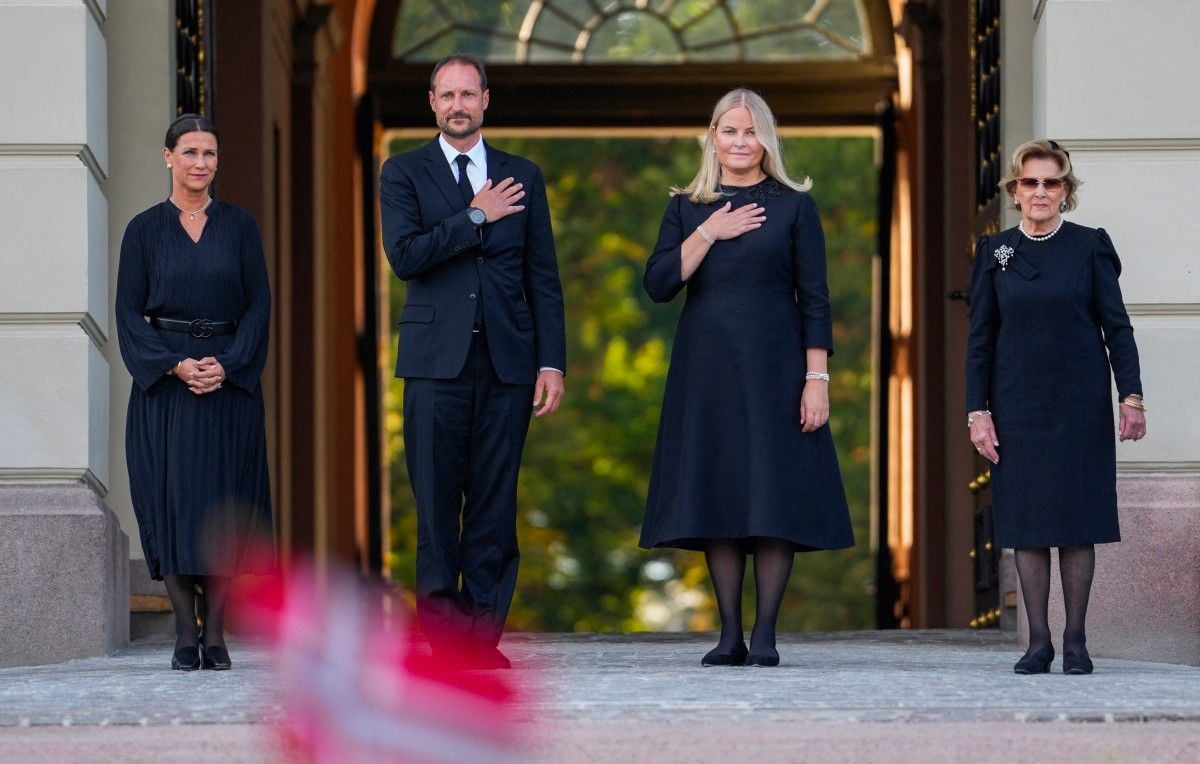 Norvège : Le roi Haakon VIII conduit son épouse à l’hôpital après sa prestation de serment.