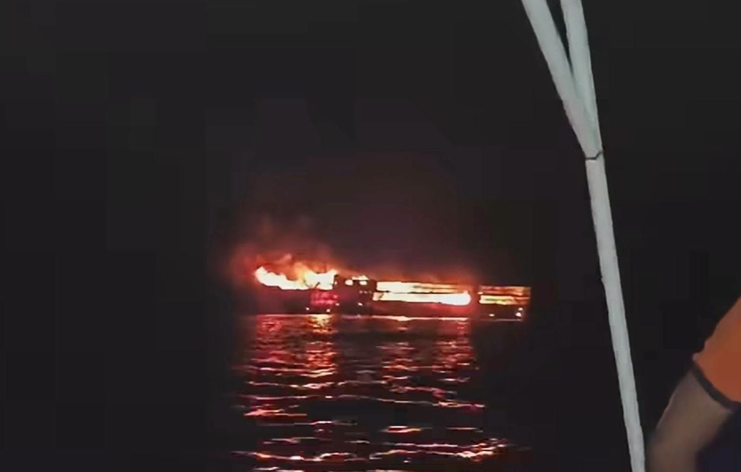 Philippines : Un ferry prend feu près d’un site touristique, au moins 5 morts.