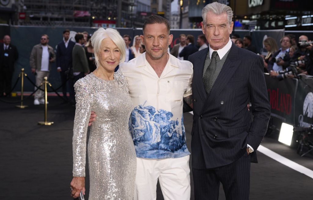 Pierce Brosnan et Helen Mirren défendent Tom Hardy sur le plateau de MobLand