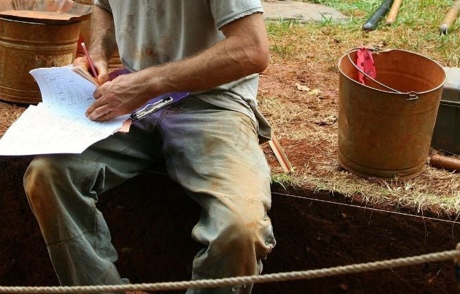Pologne : découverte d’une tombe vieille de 4.000 ans avec deux crânes, 42 dents et une hache