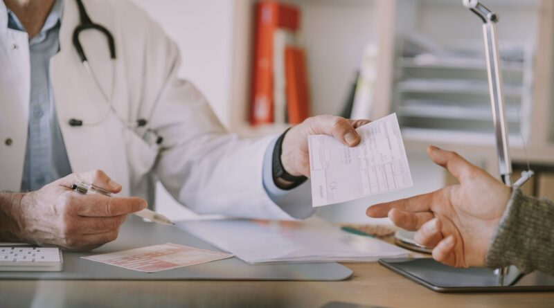 Premier bilan du contrôle renforcé des médecins : une mesure gouvernementale qui suscite des inquiétudes sur le terrain.