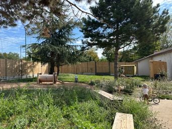 Première crèche municipale en plein air à Lyon : sieste et chasse aux insectes.