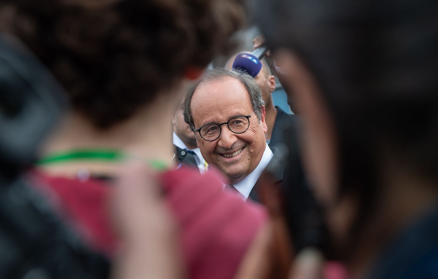 Présidentielle 2027 : Hollande annoncera fin décembre sa candidature, en campagne.