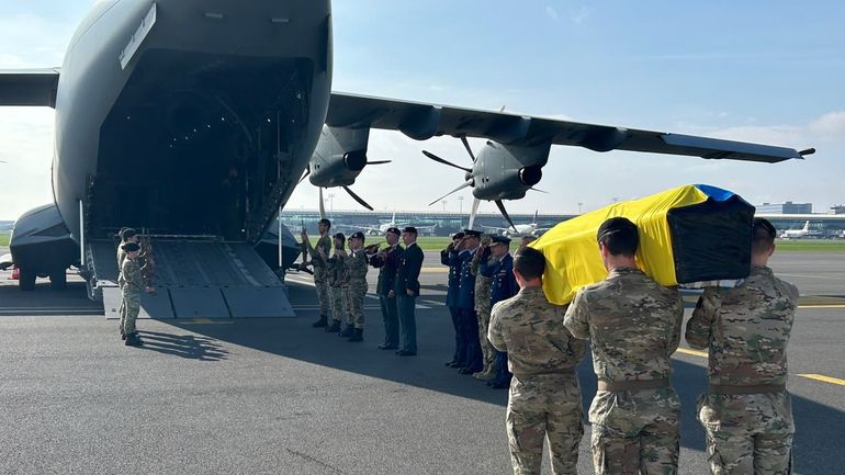 Rapatriement en avion militaire d’un Ukrainien décédé en Belgique, premier décès parmi 55 blessés traités