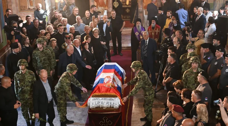 Ratko Mladic, génocidaire enterré en héros, divise la Serbie et défie l'Europe.