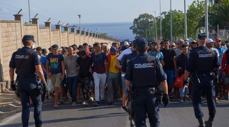 Renseignements espagnols alertent sur un risque d'« afflux massif » de migrants à Ceuta