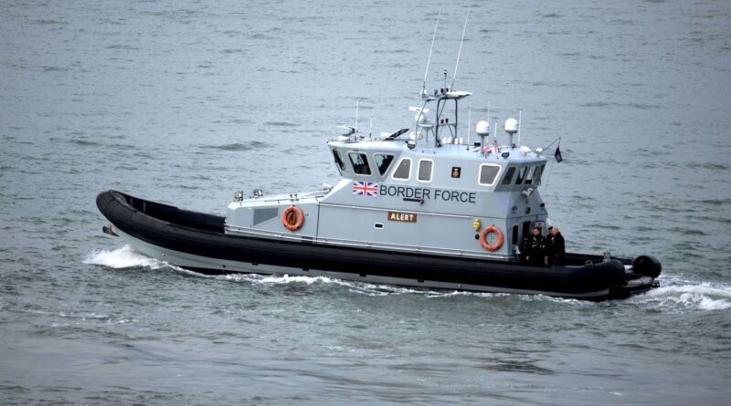 Royaume-Uni : Des centaines de manifestants bloquent un bateau de migrants à Portsmouth