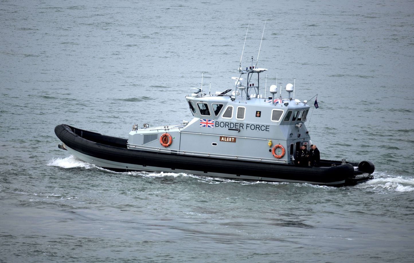 Royaume-Uni : Des centaines de manifestants bloquent un bateau de migrants à Portsmouth