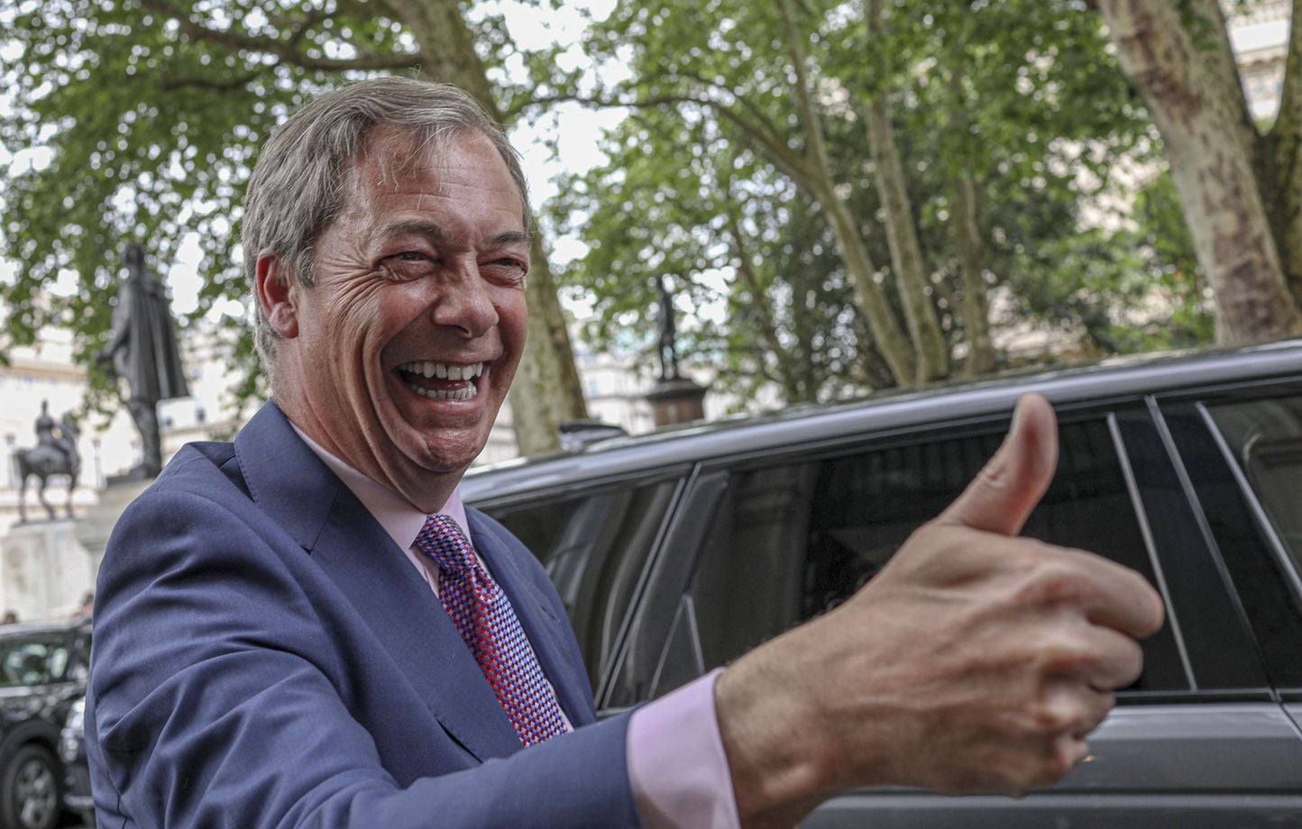Scandale au Royaume-Uni : Nigel Farage surpris en train d'accepter un don illégal