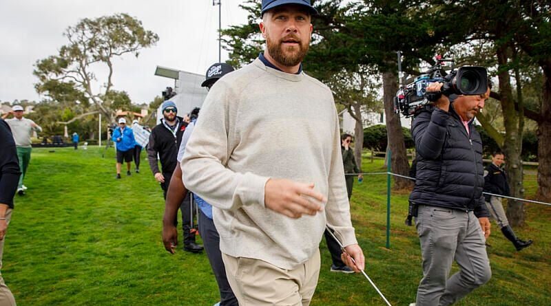 Travis Kelce éclipsé par son chien dans la campagne Tommy Hilfiger
