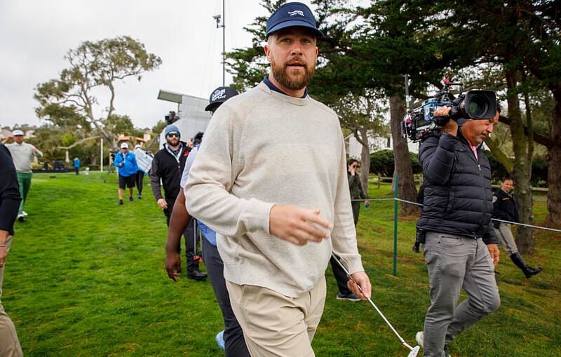 Travis Kelce éclipsé par son chien dans la campagne Tommy Hilfiger