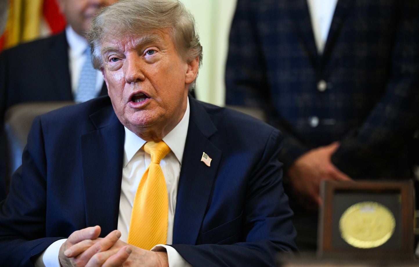 Trump et Poutine discutent, spéculations sur l’iPhone pliable, PSG en C1.