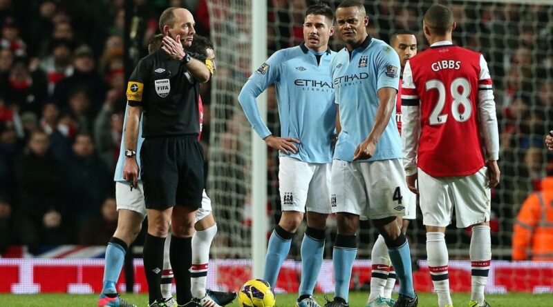 Un ancien arbitre de la Premier League révèle ses défis « pour rire » pendant les matchs