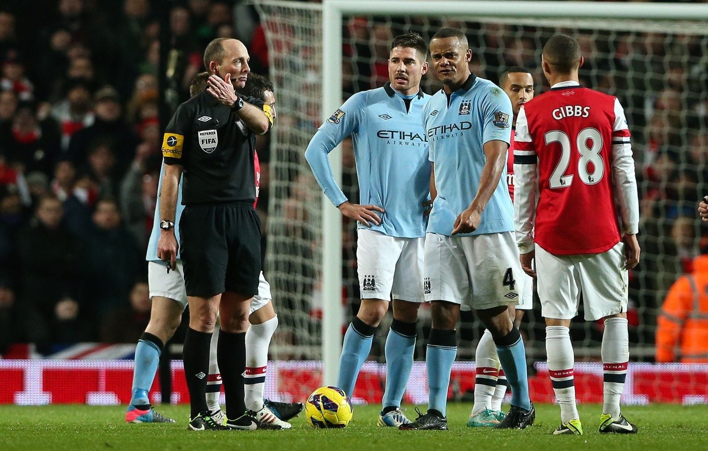 Un ancien arbitre de la Premier League révèle ses défis « pour rire » pendant les matchs