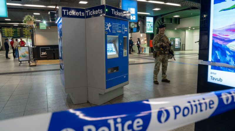 Un individu arrêté avec une arme à Bruxelles-Midi en détention provisoire, selon son avocat.